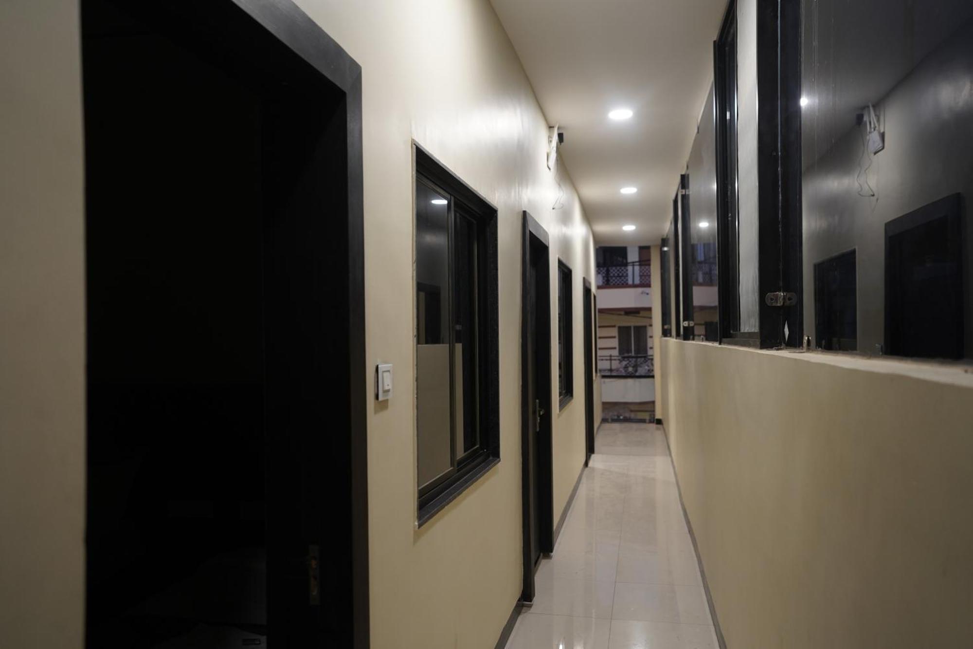Hotel Dev Kripa Uddzsaín Kültér fotó