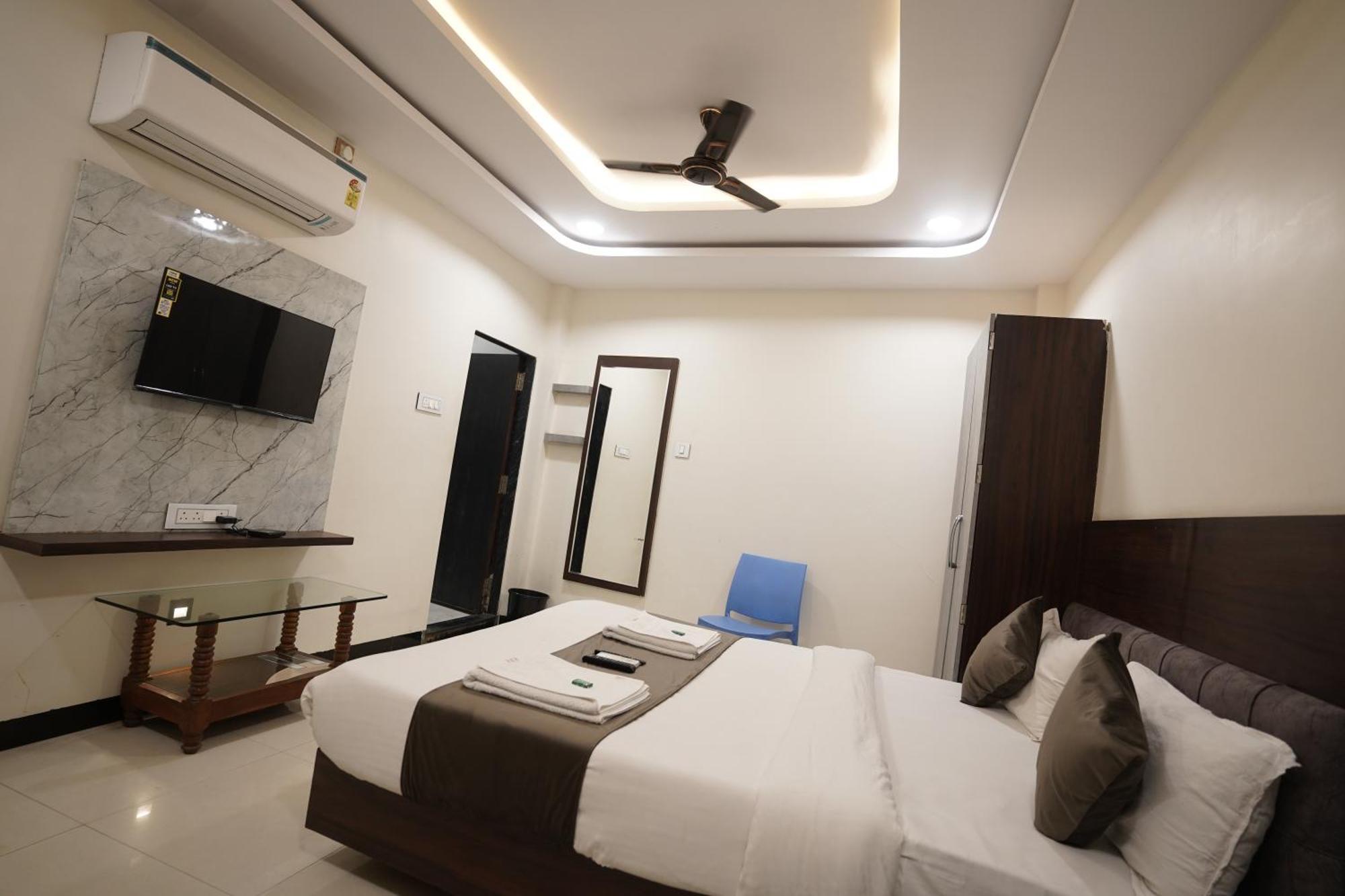 Hotel Dev Kripa Uddzsaín Kültér fotó