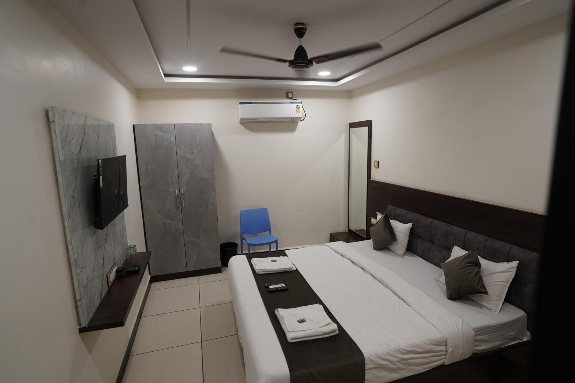 Hotel Dev Kripa Uddzsaín Kültér fotó