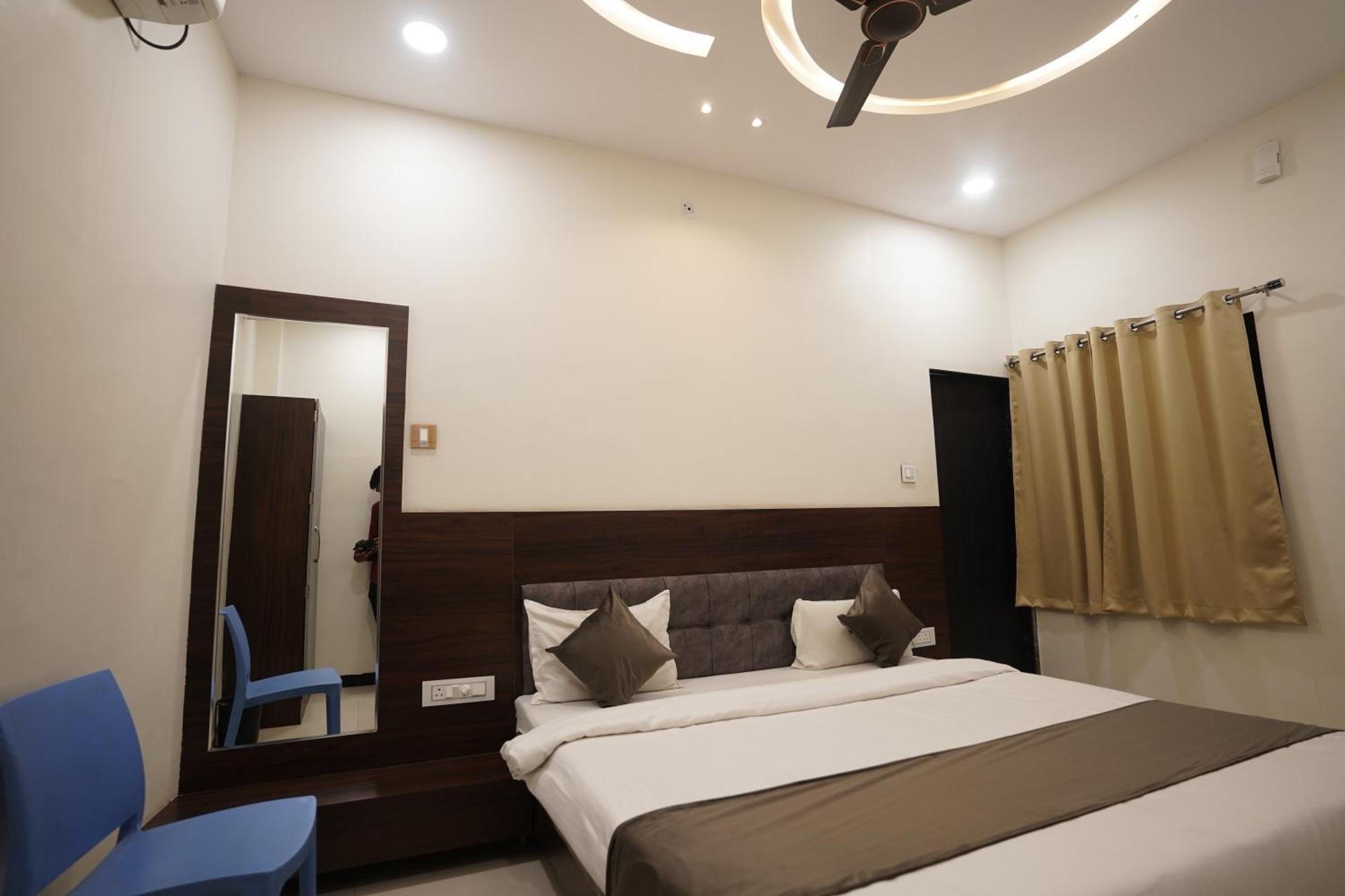 Hotel Dev Kripa Uddzsaín Kültér fotó