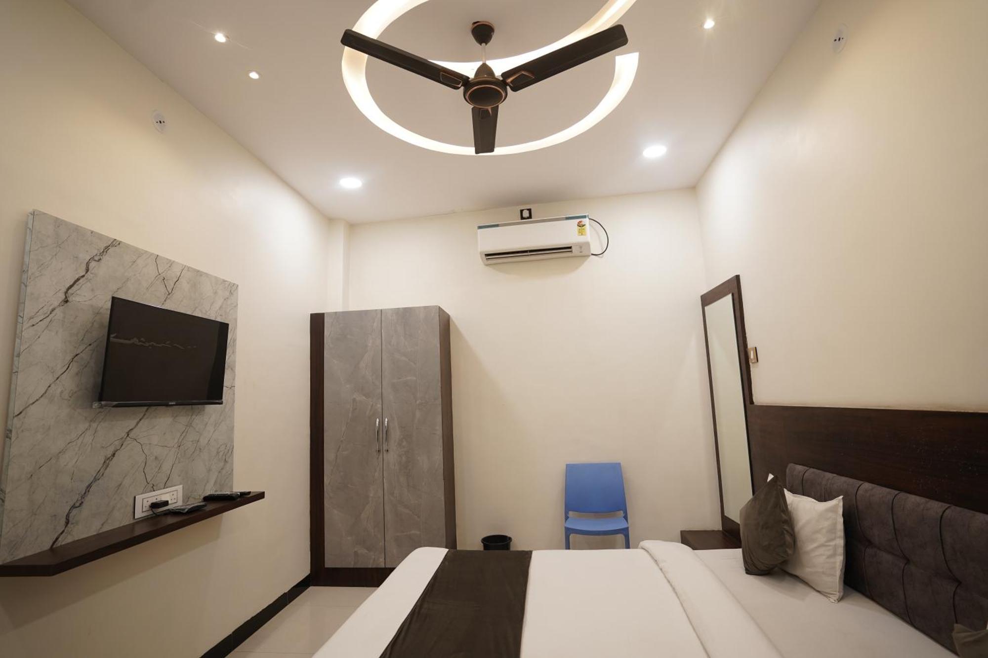 Hotel Dev Kripa Uddzsaín Kültér fotó