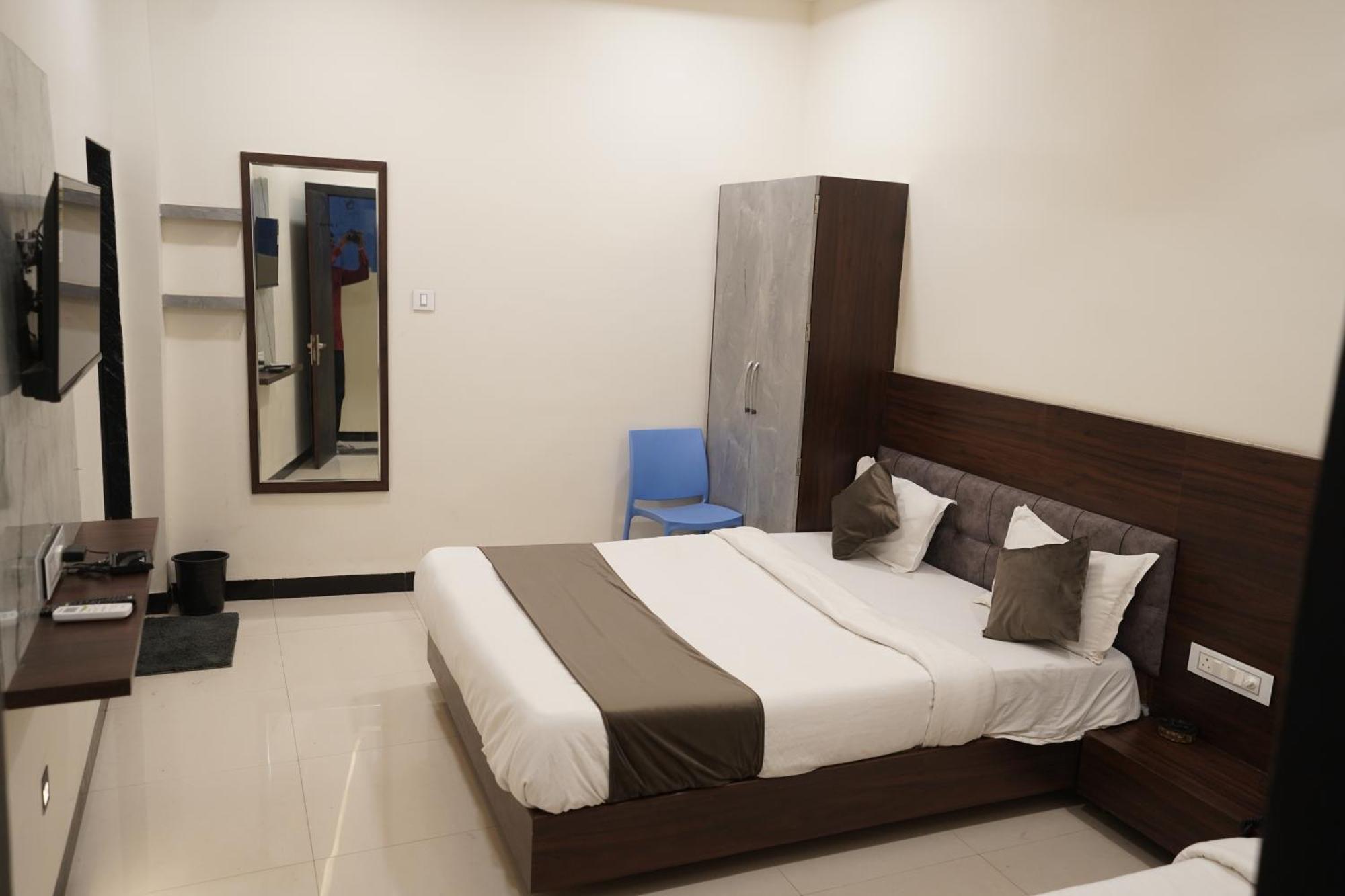 Hotel Dev Kripa Uddzsaín Kültér fotó