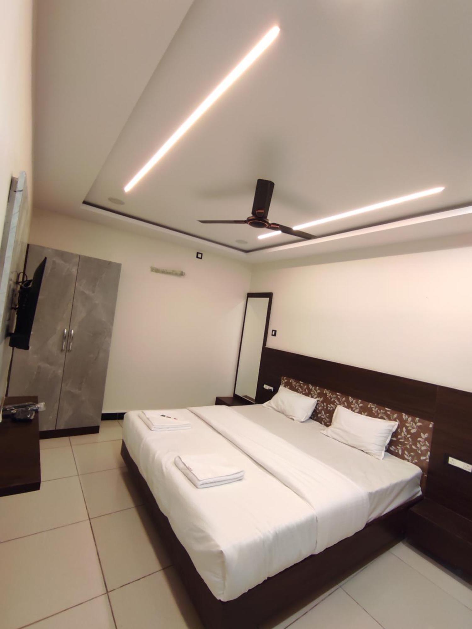 Hotel Dev Kripa Uddzsaín Kültér fotó