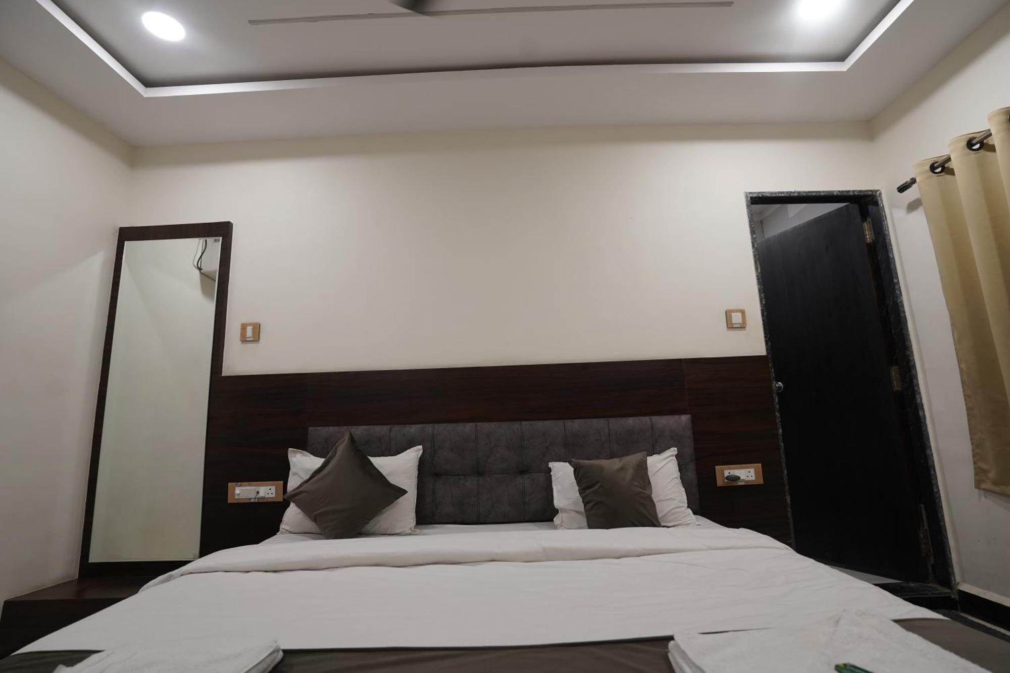 Hotel Dev Kripa Uddzsaín Kültér fotó